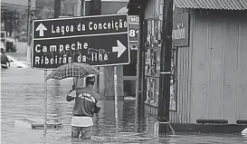  ??  ?? Las intensas lluvias causaron graves inundacion­es en Santa Catarina.