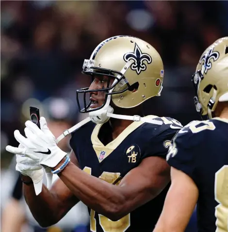  ?? BILL FEIG/THE ASSOCIATED PRESS ?? Saints wide receiver Michael Thomas pulls out an old-school flip phone after his 72-yard touchdown reception in the fourth quarter against the Los Angeles Rams salted away a 45-35 victory for New Orleans on Sunday to improve its record to 7-1 on the season.