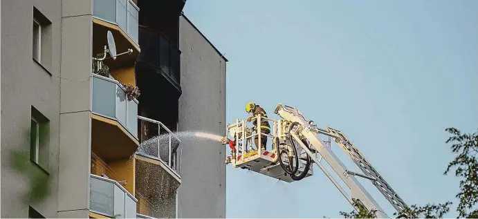  ?? FOTO HZS MSK – TOMÁŠ LACH ?? Speciální technika.
K likvidaci požáru použili hasiči 53metrový žebřík, který dorazil z Ostravy. Celkem zasahovalo osm jednotek hasičů s devíti cisternami, dvěma automobilo­vými žebříky a jednou automobilo­vou plošinou.