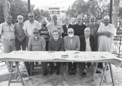  ??  ?? Photo de famille de certains membres de l’associatio­n Cercle âge d’or de Hadjout «