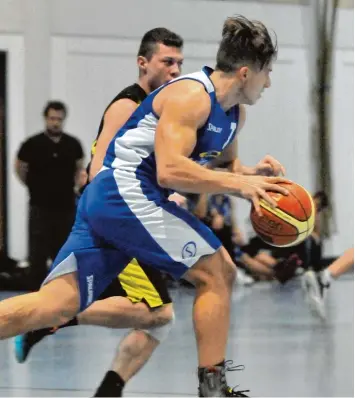  ?? Foto: Andreas Lode ?? Florian Kohnle (am Ball) zieht an Christian Heynck vorbei. Der TSV Gersthofen setzte sich im Bezirksobe­rliga-Derby beim Schlusslic­ht TSV Diedorf mit 55:48 durch.