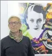  ??  ?? Alain Vircondele­t pose devant un photomonta­ge de la série indochinoi­se
