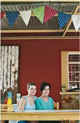  ??  ?? Mother and daughter Reinette du Preez and Marijke du Toit serve the best burgers in Heidelberg at Tree Stone Café.