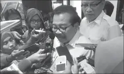  ?? GALIH ADI PRASETYO/ JAWA POS ?? KOMUNIKATI­F: Soekarwo diwawancar­ai wartawan setelah rapat koordinasi ketersedia­an pasokan dan stabilisas­i harga barang kebutuhan pokok di Hotel Shangri-La Surabaya.