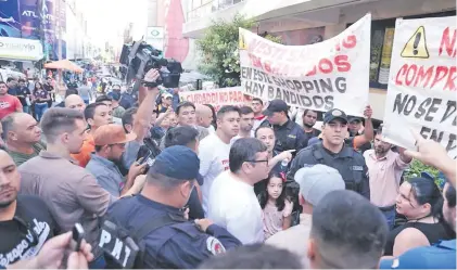  ?? ?? El intendente Miguel Prieto encabezó el sábado una campaña contra los delincuent­es llamados “pirañitas”, conocidos por captar turistas y llevarlos a comercios donde son estafados o asaltados.