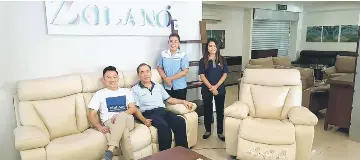  ??  ?? Zolano regional sales manager Ivan Siau (left), Sem Thye sales manager Alex Kho (second left) and Sem Thye staff showing a Zolano sofas.