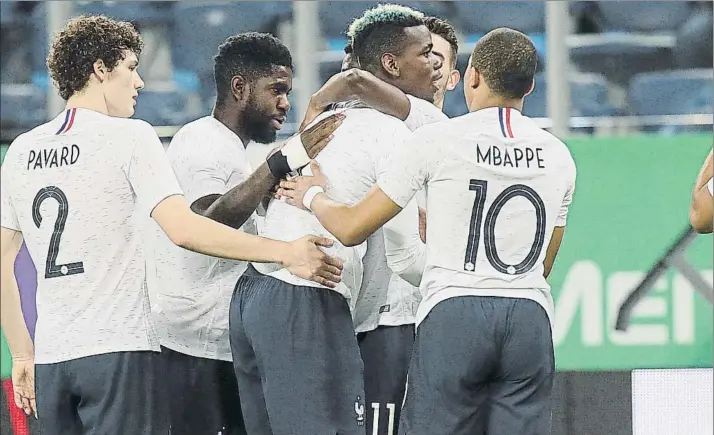  ?? FOTO: AP ?? Umtiti felicita a Pogba tras el golazo de falta del jugador francés, que recobra con Francia la alegría que no tiene en el Manchester United de Mourinho