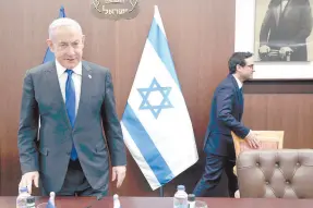  ?? ?? l El primer ministro israelí, Benjamin Netanyahu, se acerca a su silla antes de reunirse con el ministro francés de Relaciones Exteriores, Stephane Sejourne, el pasado lunes.