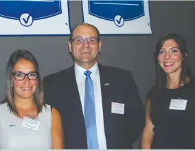  ??  ?? Mme Catherine Langlois, directrice du développem­ent des affaires et programmes, M. Steeve De Marchi, directeur général, et Mme Tania Verret Auger, directrice de la certificat­ion, lors du lancement du Programme de véhicules d’occasion certifiés AMVOQ....