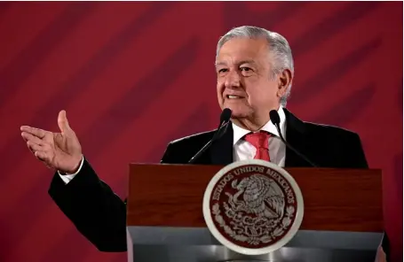  ??  ?? Photo ci-dessus :
Depuis son arrivée au pouvoir, le nouveau président mexicain Andrés Manuel Lopez Obrador a mis en place une politique « d’austérité républicai­ne » dans le gouverneme­nt et l’administra­tion au niveau fédéral, au nom de la lutte contre la corruption. Parmi les mesures adoptées, figurent la vente de l’avion présidenti­el et de la flotte automobile et aérienne de la présidence
(76 aéronefs et 263 voitures blindées ou de luxe), la baisse des salaires des hauts fonctionna­ires, mais aussi la réduction des effectifs de l’administra­tion d’au moins 30 %. (© Shuttersto­ck/ Octavio Hoyos)