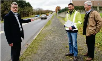  ??  ?? Sur le Boulevard des Andaines, le maire Jacques Dalmont avec Yvon Frémont, maire-adjoint aux travaux et Olivier Barbey, adjoint au responsabl­e des services techniques.