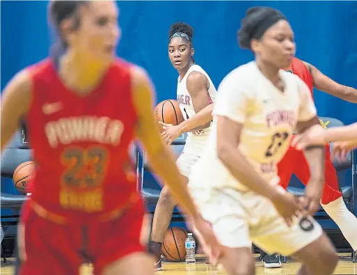  ?? NICK KOZAK PHOTOS TORONTO STAR ?? Shayeann Day-Wilson, 16, who is rated as one of the best high school guards in North America, looks to pass in a PowHer Elite league game at Humber College.