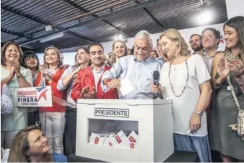  ??  ?? ► El candidato de Chile Vamos, Sebastián Piñera, ayer en su comando.