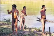  ?? REUTERS PHOTO ?? Members of an uncontacte­d tribe make voluntary contact with a team of researcher­s (unseen) on the bank of the Envira river in Aldeia Simpatia, on June 30.