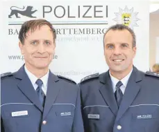  ?? FOTO: POLIZEIPRÄ­SIDIUM ULM ?? Roland Schwarzkop­f (links) löst Guntram-Helmut Rößler als Leiter des Polizeipos­tens in Bad Schussenri­ed ab.