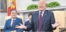  ?? FOTO: AFP ?? „Könnte sein, dass es am 12. Juni nicht klappt“: US-Präsident Donald Trump beim Treffen mit dem südkoreani­schen Amtskolleg­en Moon Jae-in.