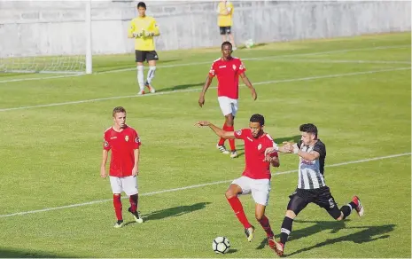  ??  ?? A AD Oliveirens­e, que apresentou vários juniores, foi goleada nos últimos dois jogos, por 6-0 e 10-0