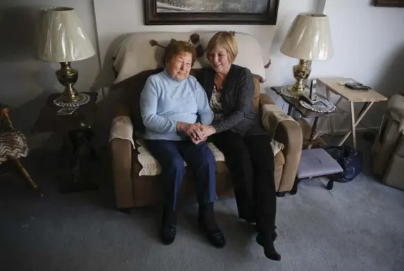  ?? RICHARD LAUTENS/TORONTO STAR ?? Doris and Darlyne in Doris’s Pickering apartment. Darlyne says after years of searching for her mother, she wants to make the most of her time with Doris, 93.