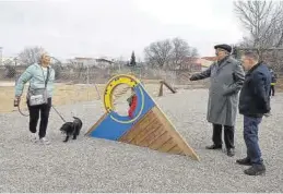  ?? AYUNTAMIEN­TO DE CALAMOCHA ?? Primeros ciudadanos en visitar el nuevo parque para perros de Calamocha.