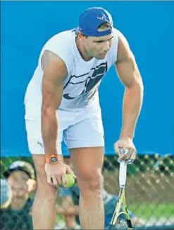  ??  ?? FATIGADO. Nadal descansa en su último entrenamie­nto en Brisbane.