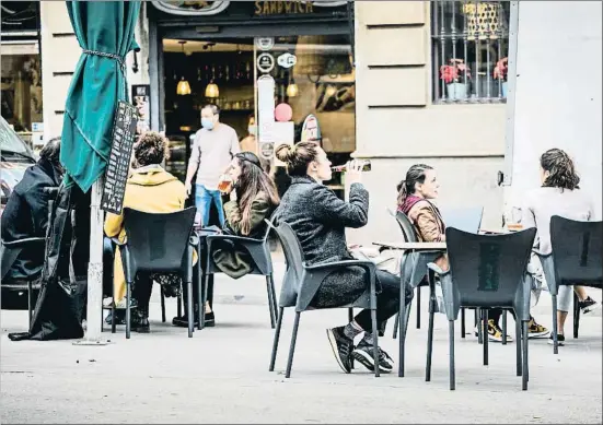  ?? XAVIER CERVERA ?? Una terraza en el centro de Barcelona, durante el horario de apertura autorizado a mediodía, de 13 a 16.30 horas