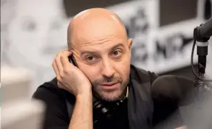  ??  ?? Pe Vlad Conovaru îl puteţi auzi în fiecare dimineaţă, de luni până vineri, de la 8.00 la 11.00 la Radio Tanănana, pe frecvenţa 92.7 FM București.