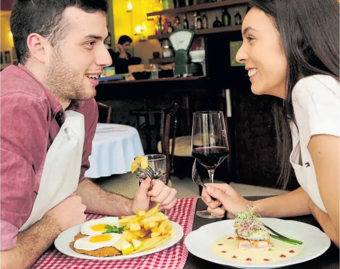  ?? FERNANDO DE LA ORDEN ?? Duelo. La tradiciona­l milanesa a caballo vs. unas vieiras gratinadas sobre tataki de atún rojo... Por poco, por ahora ganan los clásicos, pero los jóvenes engrosan a los innovadore­s.