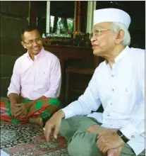  ?? ALLEX QOMARULLA/JAWA POS ?? BESARKAN HATI: KH Mustofa Bisri berbincang dengan Dahlan Iskan di Surabaya kemarin.