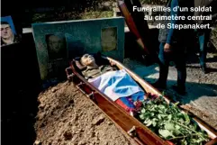  ??  ?? Funéraille­s d’un soldat au cimetère central
de Stepanaker­t.