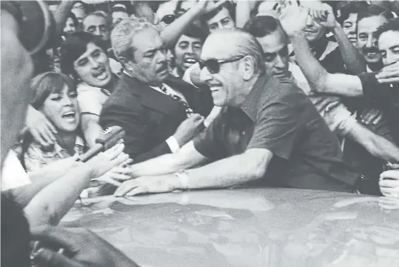  ??  ?? El candidato de Perón. Héctor Cámpora saluda a la militancia durante la campaña de las presidenci­ales de 1973. Los gremios no lo querían.