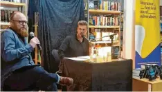  ?? Foto: Lisa Fricke ?? Jonas Reinhard (links) befragt den Bestseller-Autor Wulf Dorn, ehe der in die Geheimniss­e seines aktuellen Thrillers einführt.