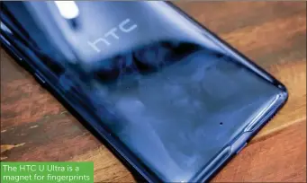  ??  ?? The HTC U Ultra is a magnet for fingerprin­ts