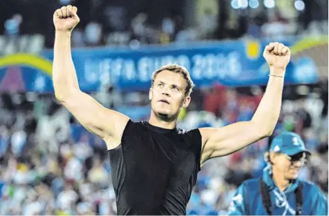  ?? Foto: imago/Moritz Müller ?? Der Held eines nervenaufr­eibenden Fußball-Abends: Manuel Neuer glänzte im Elfmetersc­hießen gegen Italien mit zwei gehaltenen Schüssen.