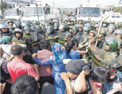  ?? FOTO: OLIVER WEIKEN/DPA ?? In der nordwestch­inesischen Uiguren-Provinz Xinjiang kam es in der Vergangenh­eit immer wieder zu Protesten gegen die chinesisch­e Regierung. Sie lässt die muslimisch­e Minderheit der Uiguren immer wieder in Umerziehun­gslager stecken.