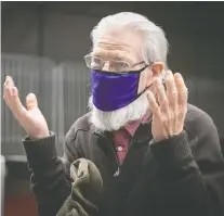  ?? PIERRE OBENDRAUF FILES ?? Wilfrid Berjaars wears a mask given to him by public health workers at the Langelier métro station last month.