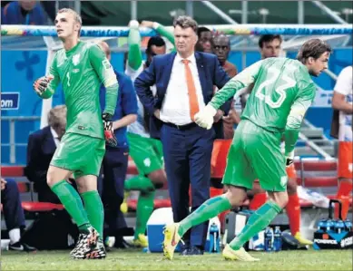  ??  ?? POLÉMICO RELEVO. Momento en el que Krul suple a Cillessen en el pasado Mundial de Brasil.