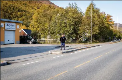  ?? FOTO: CHRISTER A. HENRIKSEN ?? FIKSET: – Det er et begrenset område, sa Bjørnnes om åpningene som større kjøretøy sliter med å forsere når de skal inn og ut av eiendommen til bedriften. Nå har Statens vegvesen fjernet til sammen fem meter av den.