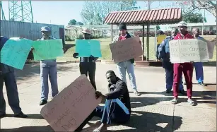  ?? Mamba) (Pic: Thokozani ?? Siteki Fire Station employees displaying placards with messages of their grievances to management during the visit of acting chief fire officer at the station situated at Mzilikazi area in the outskirts of Siteki.