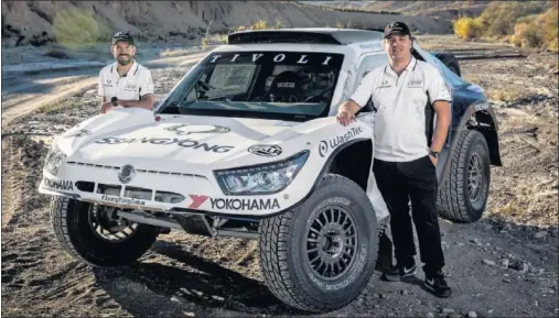  ??  ?? TIVOLI DKR. Diego Vallejo, copiloto, y Óscar Fuertes, piloto, se subirán al buggy de SsangYong en el Dakar 2018 que comienza el 6 de enero.