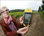  ??  ?? Patricia Francin mesure les parcelles de vignes avec un appareil doté du logiciel ArpentGIS.