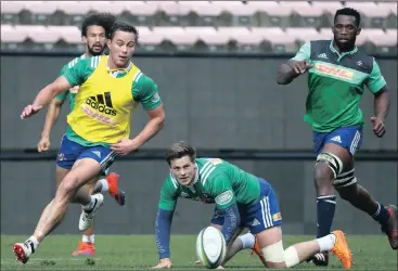  ?? Picture: CHRIS RICCO, BACKPAGEPI­X ?? FETCH WORK: Dan Kriel and SP Marais compete for the ball as Siya Kolisi looks on during a training session at Newlands yesterday.