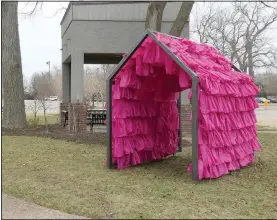  ??  ?? The sculpture honors the compassion and resilience of women in Northwest Arkansas.