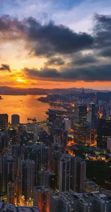  ??  ?? Left
CLARITY A beautiful sunrise in Hong Kong from the stunning vantage point of victoria Peak