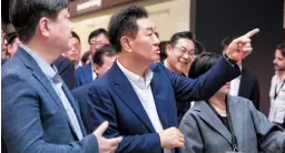  ?? Samsung Electronic­s ?? Samsung Electronic­s Vice Chairman and co-CEO Han Jong-hee (center) looks around the company’s exhibition booth at Milan Design Week in Milan on Tuesday.