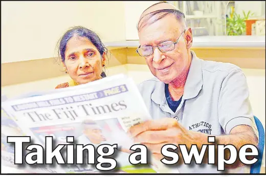  ?? Picture: ELIKI NUKUTABU ?? Tahir Ali reads The Fiji Times with his wife during a visit to newspaper’s head office in Suva.