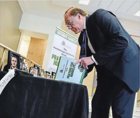  ?? LANCE ANDERSON | METROLAND ?? Mayor Daryl Bennett signs the book on condolence­s for the Humboldt Broncos at City Hall. The book will remain there until the end of Friday.