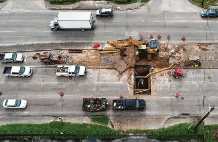  ?? Godofredo A. Vasquez / Houston Chronicle ?? Constructi­on workers repair a sinkhole Monday on South Post Oak Road near Gasmer Drive. Erin Jones, a spokeswoma­n for the city’s public works department, said a sanitary sewer line broke and caused the dirt and street to cave in.