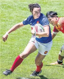  ?? Photo Icon Sport ?? Shannon Izar fait parler ses appuis face à la Chine lors du tournoi de Biarritz des World Women’s Rugby Sevens.