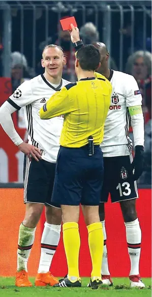  ?? RALPH ORLOWSKI/REUTERS ?? AWAL KESIALAN: Bek Besiktas Domagoj Vida menerima kartu merah dari wasit Ovidiu Hategan di Allianz Arena kemarin dini hari WIB (21/12).