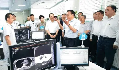  ?? WANG YE / XINHUA ?? Premier Li Keqiang has a look at how the internet is integrated with medical care at Yinchuan No 1 Hospital in Yinchuan, Ningxia Hui autonomous region, on Monday. Local officials said remote diagnoses has improved the local people’s access to healthcare.